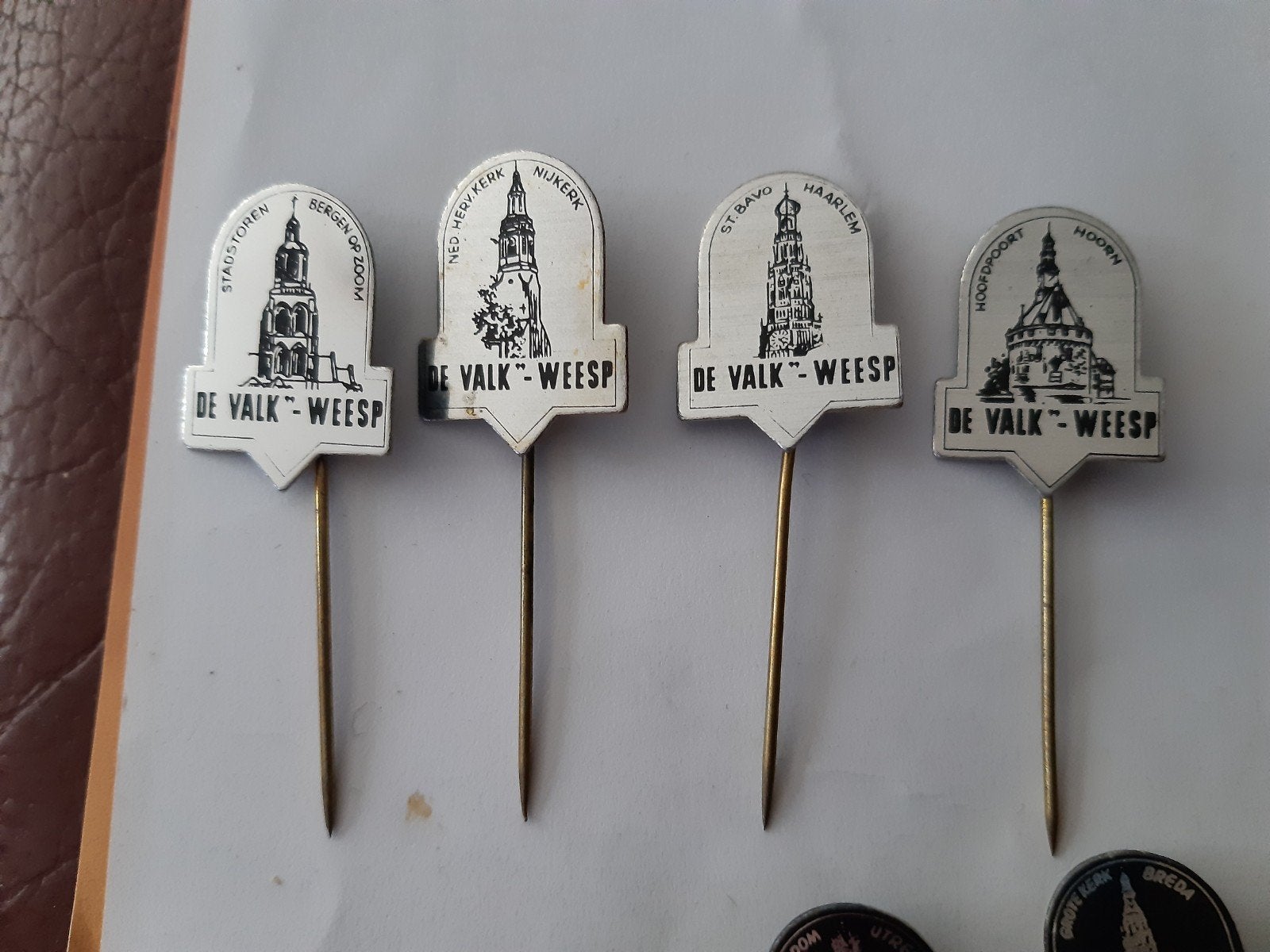 4 Speldjes De Valk > Weesp, Ophalen of Verzenden, Nieuw, Stad of Land, Speldje of Pin