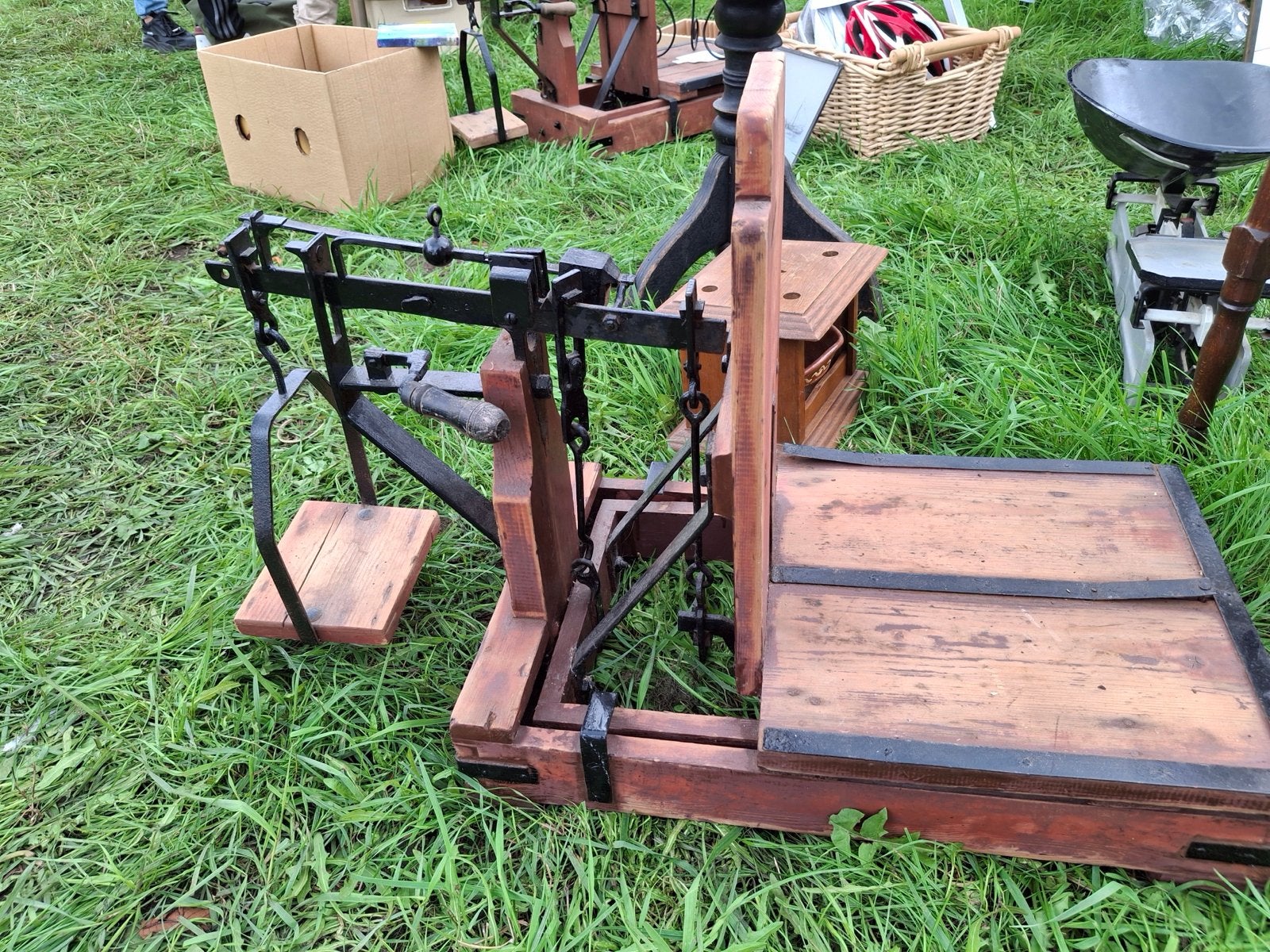 Antieke weegschaal met houten platform, Antiek en Kunst, Ophalen