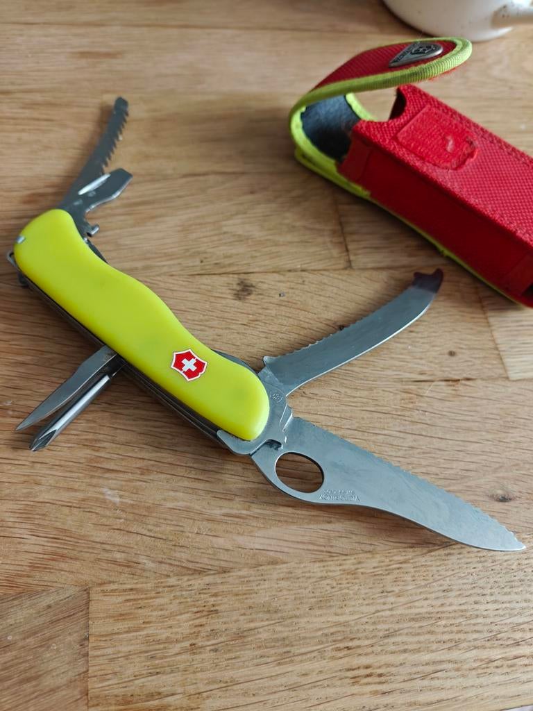 Victorinox RescueTool zakmes met etui - Zo goed als nieuw, Ophalen, Zo goed als nieuw