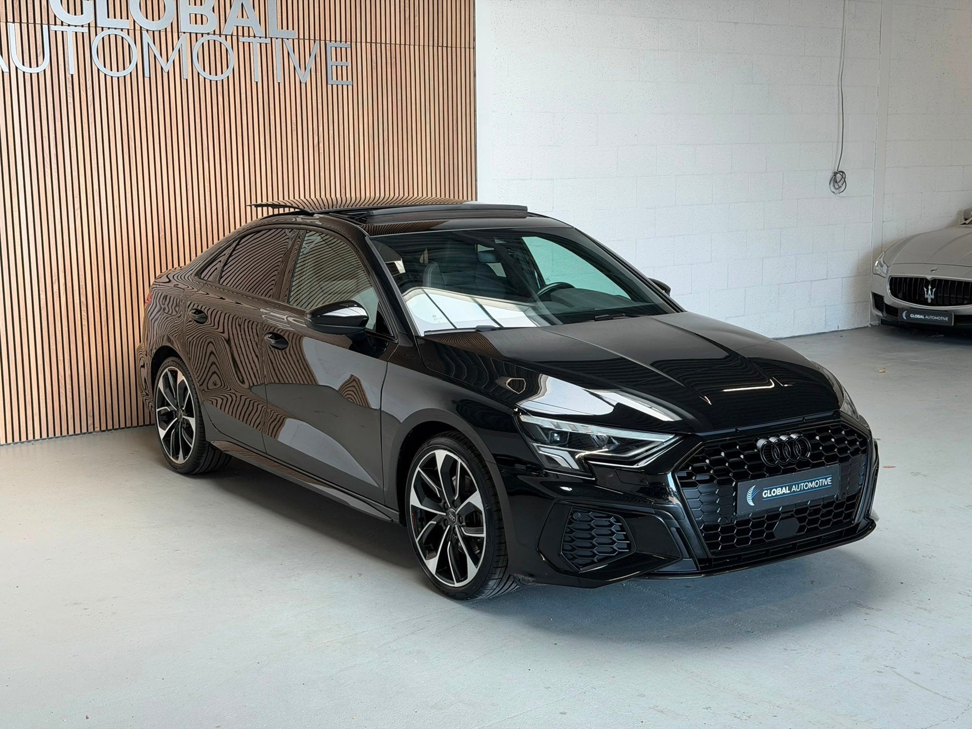 Audi A3 Limousine 35 TFSI S line - PANO - AKRAPOVIC - MATRIX, Zwart, 4 cilinders, 150 pk, Leder en Stof