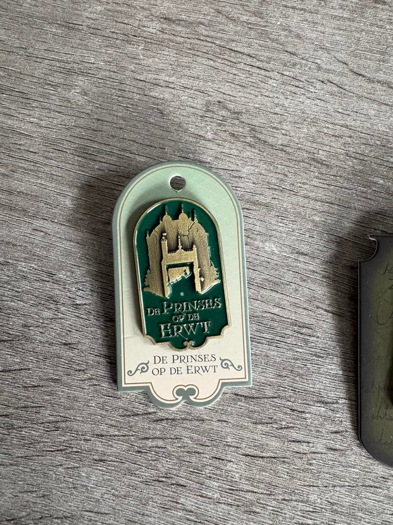Efteling pin de prinses en de erwt, Verzamelen, Efteling, Ophalen of Verzenden, Zo goed als nieuw, Button of Speldje
