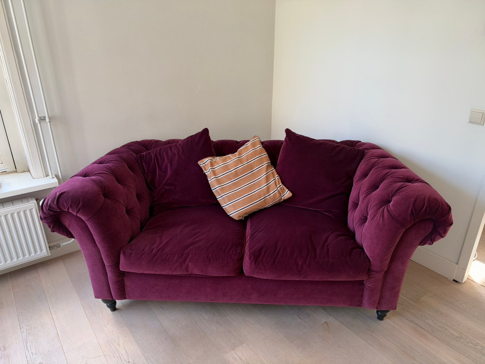 Burgundy Chesterfield sofa in excellent condition, Ophalen, Zo goed als nieuw, 75 tot 100 cm, Tweepersoons