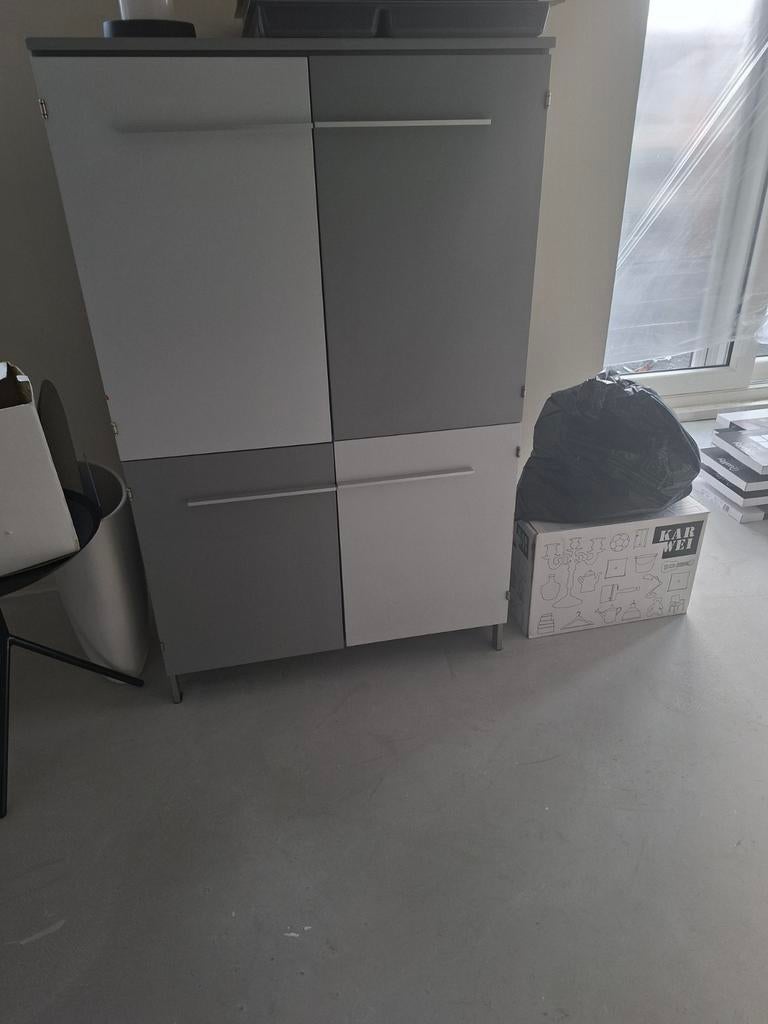 Grijze kast met veel bergruimte, Ophalen, Gebruikt