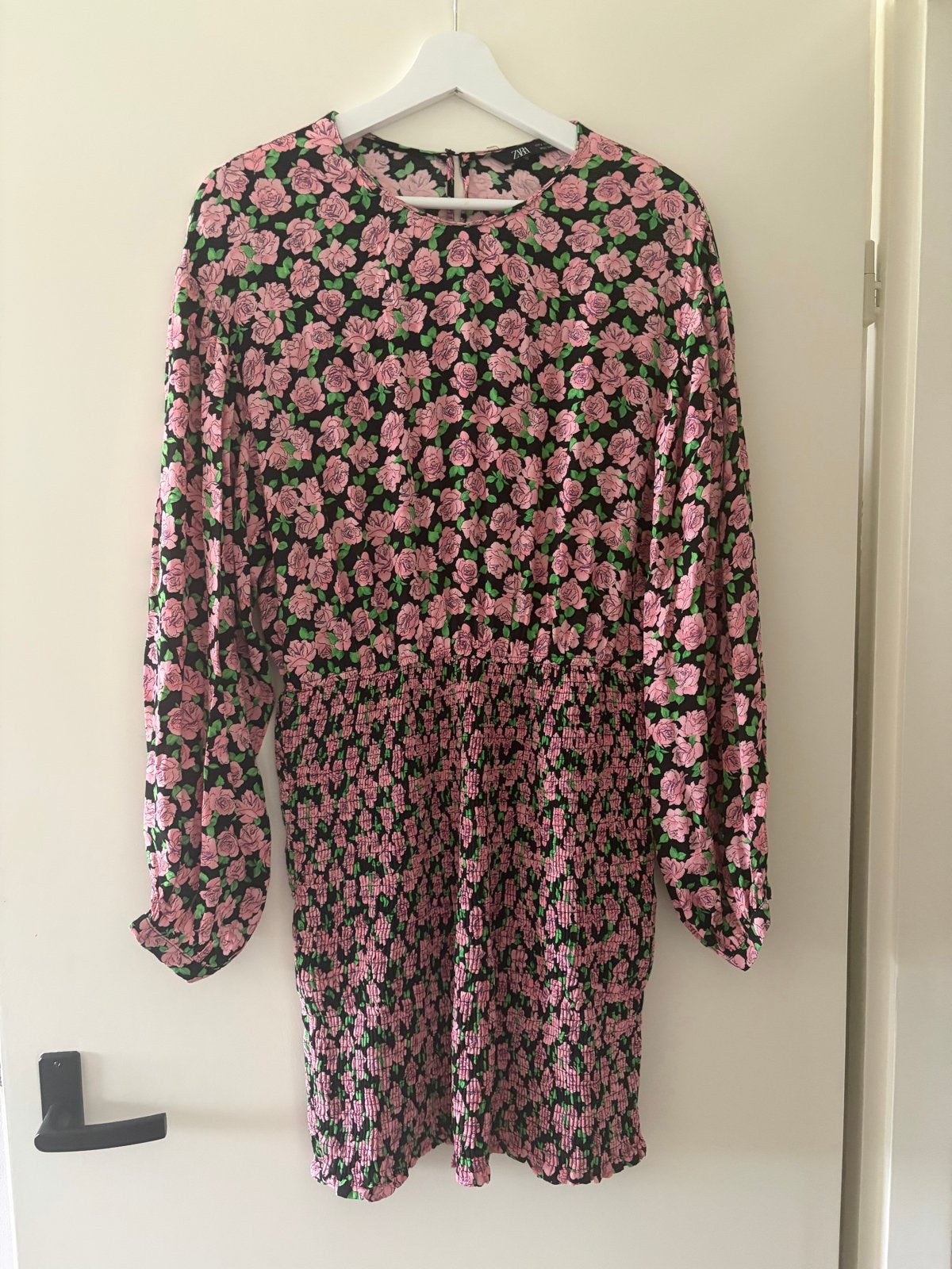 Zara jurk met rozenprint en smock detail - Maat L, Kleding | Dames, Ophalen of Verzenden, Zo goed als nieuw, Maat 42/44 (L), Zwart