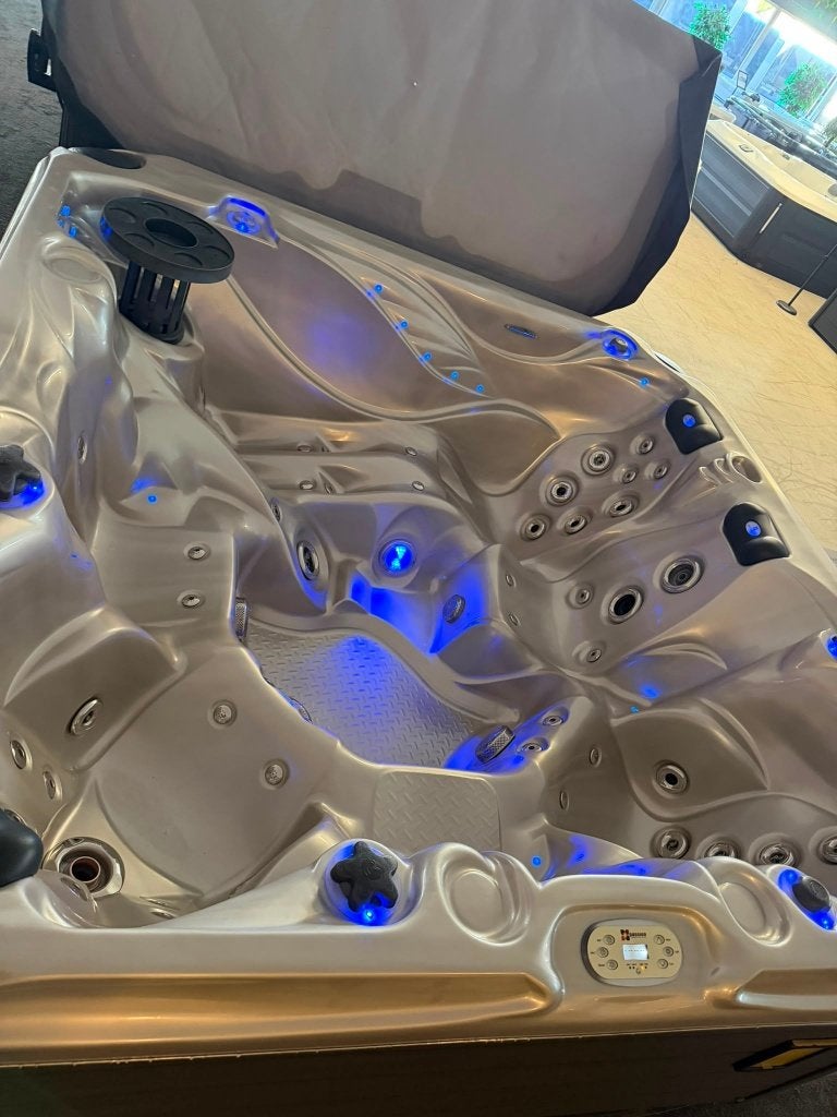 Luxe Passion Spas Jacuzzi / Spa – Slechts € 5.750, Ophalen, Zo goed als nieuw, Trap, Vast