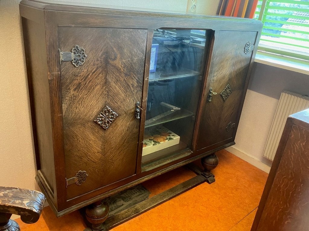 Antieke kast met glazen schuifpaneel, Ophalen
