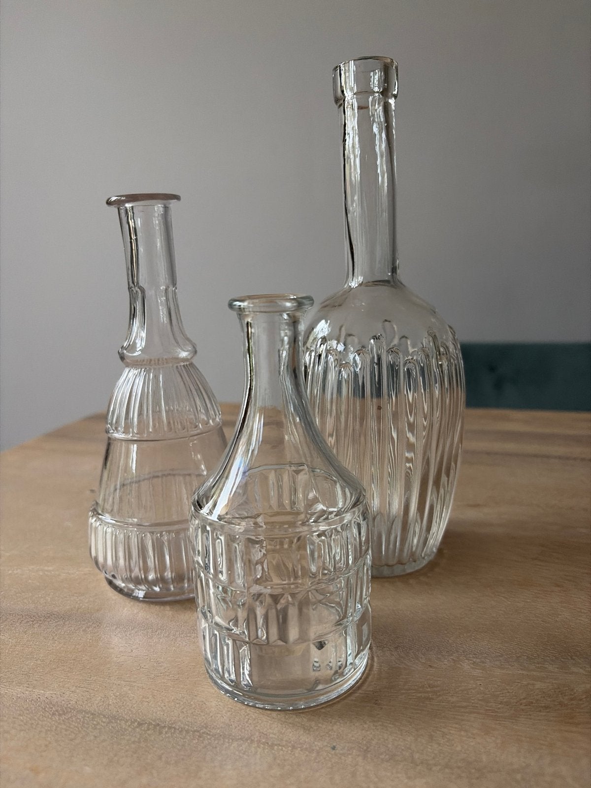 Set van 3 heldere glazen flesjes/vaasjes met reliëf, Ophalen of Verzenden