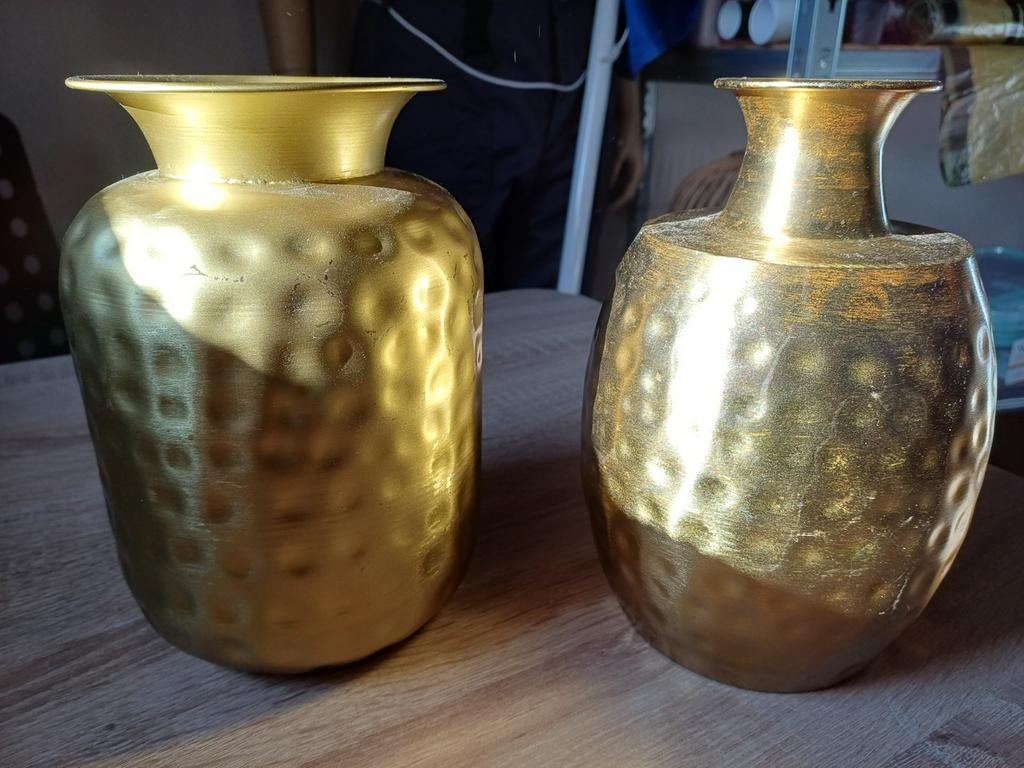 Twee metalen vazen goudkleurig zgan, Ophalen, Overige materialen, Overige kleuren, Zo goed als nieuw