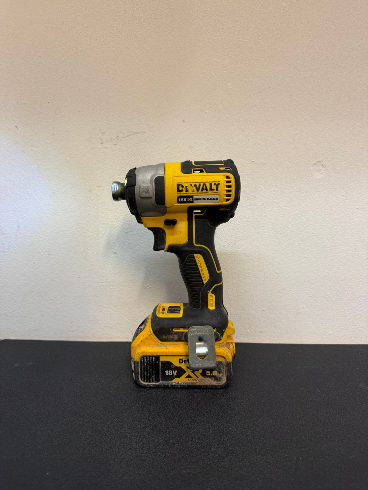 Dewalt 18V XR Brushless Slagschroefmachine met 5.0Ah accu, Doe-het-zelf en Verbouw, Gereedschap | Boormachines, Ophalen of Verzenden
