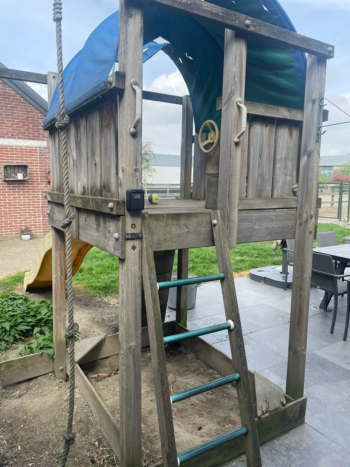 Houten speelhuis met klimwand en glijbaan, Kinderen en Baby's, Speelgoed | Buiten | Speeltoestellen, Ophalen, Gebruikt, Klimtouw