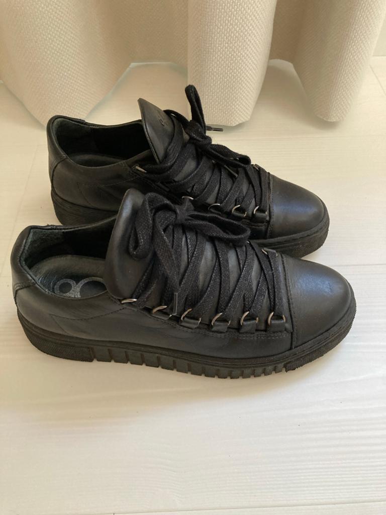 Zwarte leren sneakers Aqa, Ophalen of Verzenden, Zo goed als nieuw, Zwart, Sneakers of Gympen