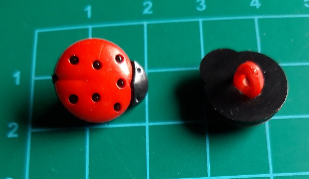 Lieveheersbeestjes knopen  rood 15 mm x 12 mm. Voorraad 6, Onbekend, Nieuw, Ophalen of Verzenden, Onbekend