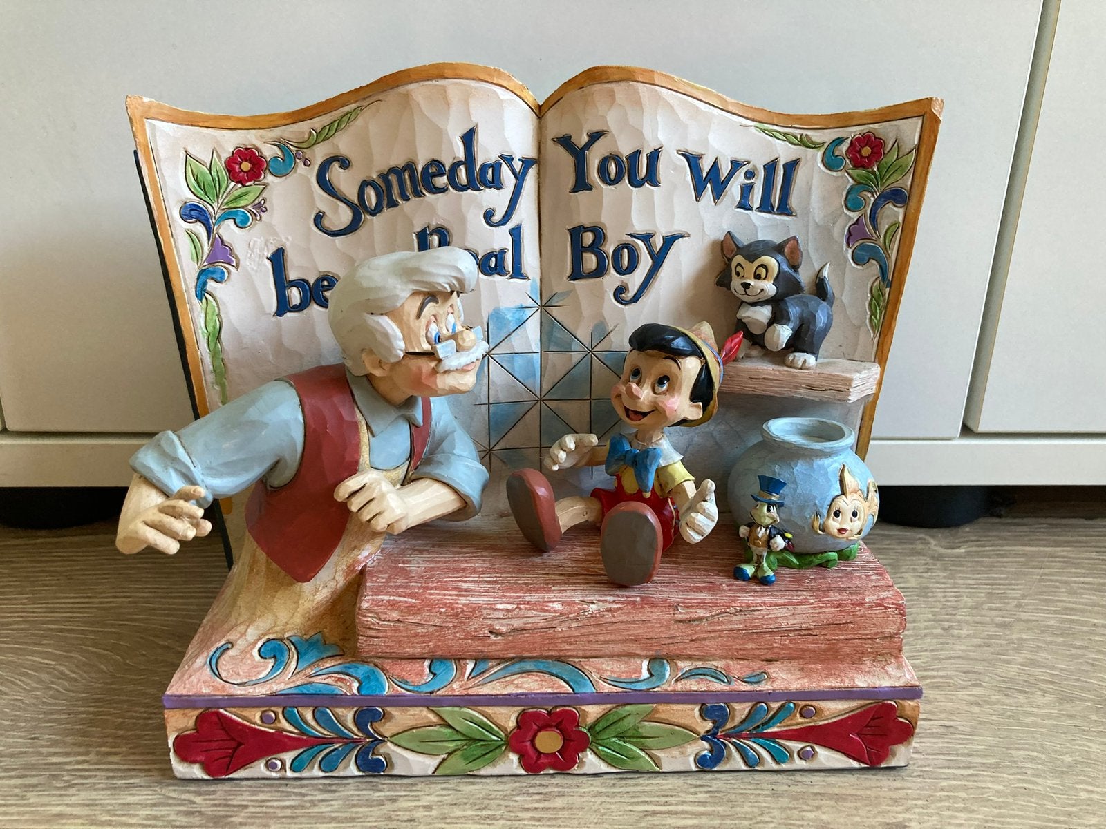 Disney traditions storybook pinocchio men mini japie krekel, Ophalen of Verzenden, Zo goed als nieuw, Beeldje of Figuurtje