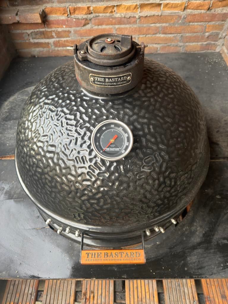 The Bastard Large kamado barbecue, Ophalen, Gebruikt, Met accessoires