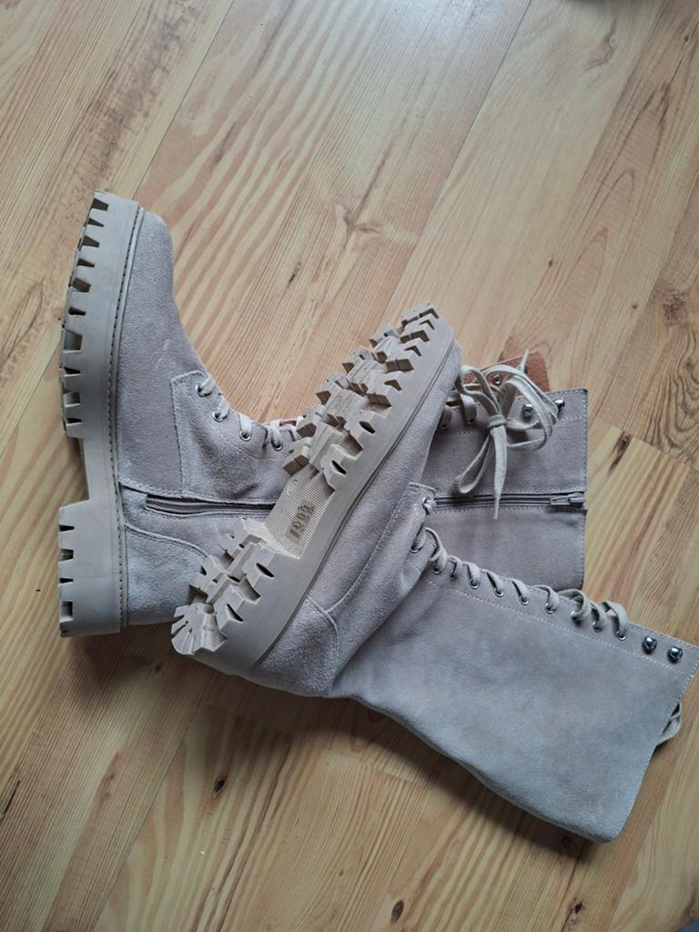 Beige suede veterlaarzen maat 39, Hoge laarzen, Beige, Ophalen of Verzenden, Zo goed als nieuw