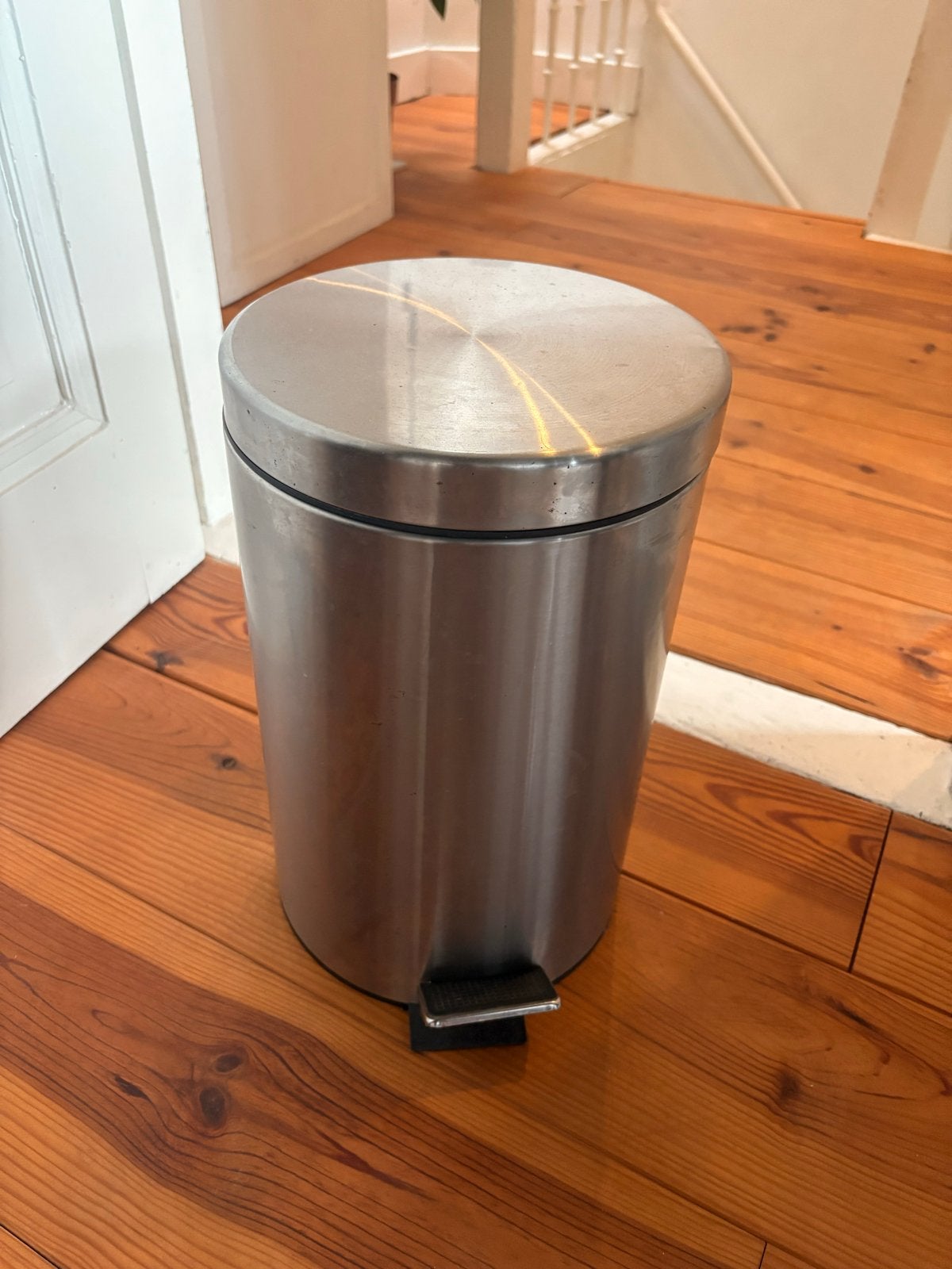 Metal trashcan, Ophalen, 50 – 75, Met pedaal, Zo goed als nieuw