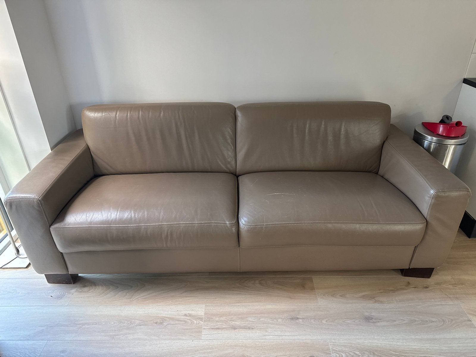 Leren 2-zitsbank - Beige/Taupe - Comfortabel en Stijlvol, Ophalen, Gebruikt, 150 tot 200 cm, Tweepersoons