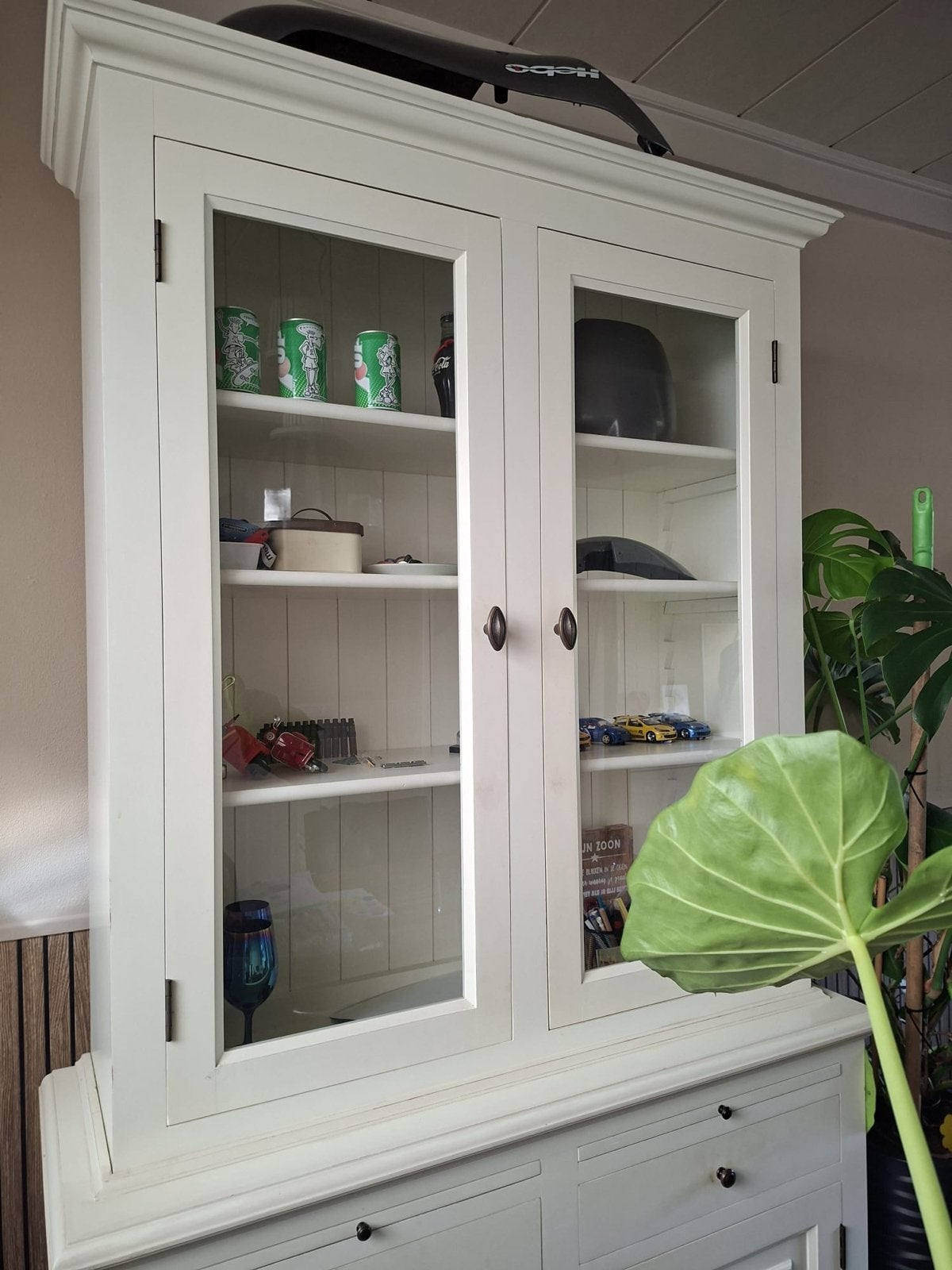 Mooie witte buffetkast met glazen deuren, 100 tot 150 cm, Ophalen of Verzenden, Zo goed als nieuw, Met lade(s)