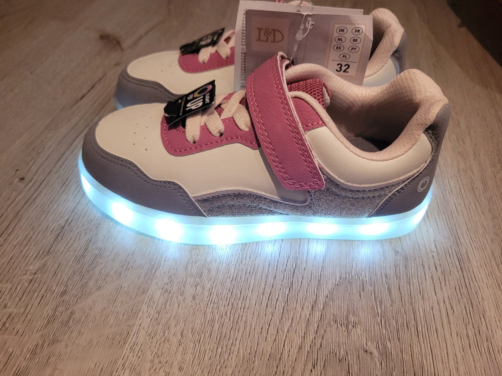 Nieuwe lichtgevende sneakers maat 32, Ophalen of Verzenden, Nieuw, Schoenen
