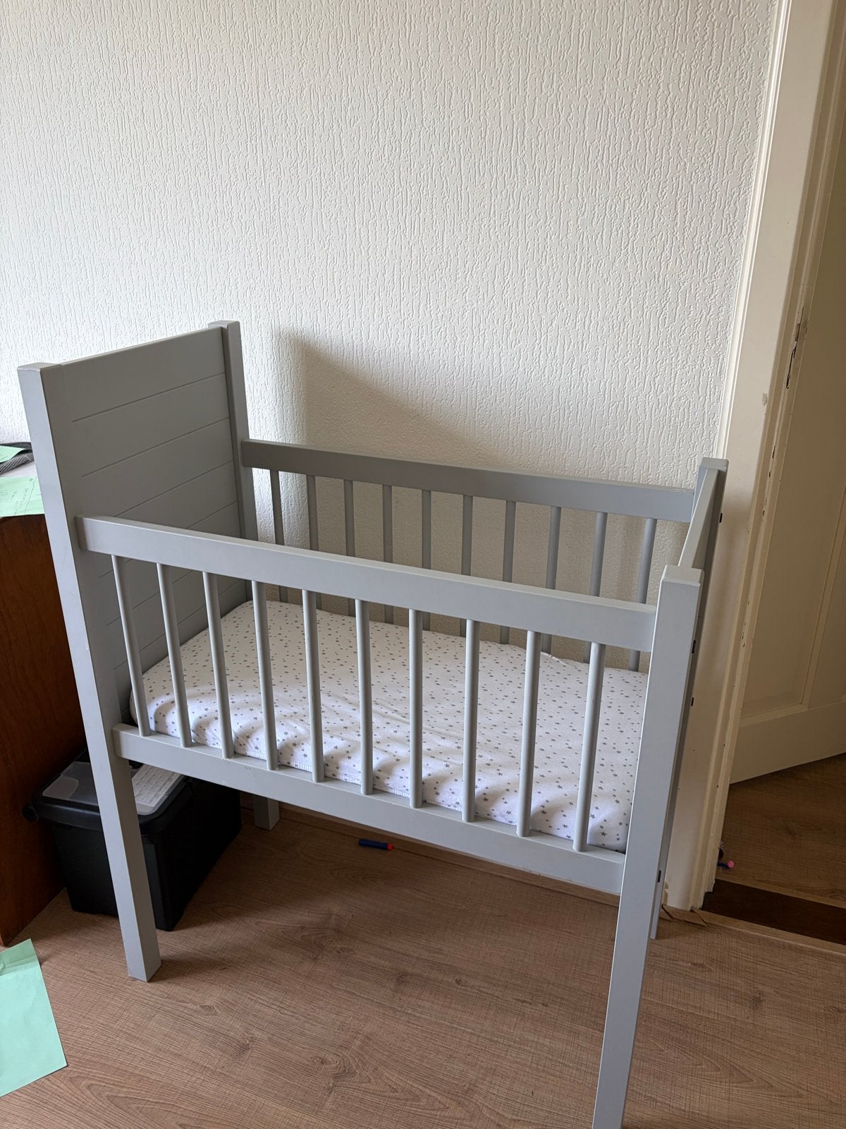 Grijs babybedje met matras en hoeslaken, Ophalen, Gebruikt, Ledikant
