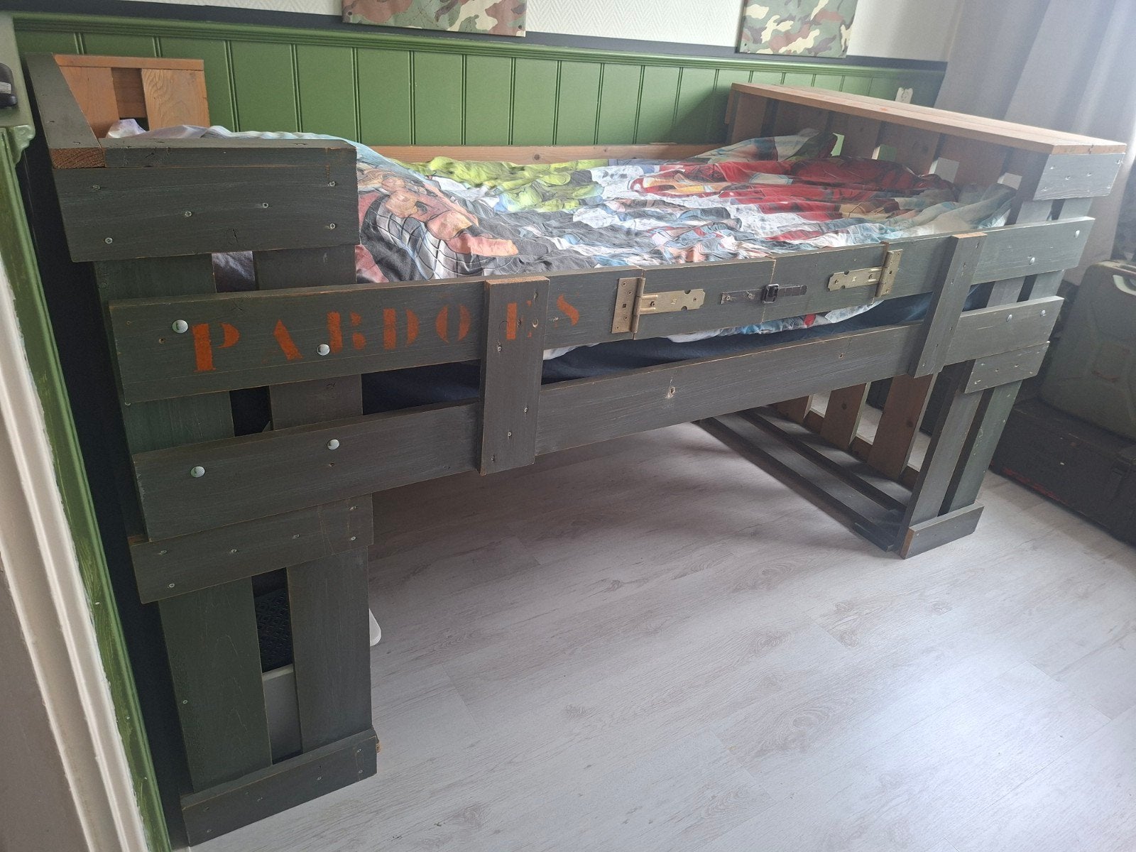 Legerbed,  heel stoer!, Huis en Inrichting, Ophalen, Eenpersoons, Hout, 90 cm