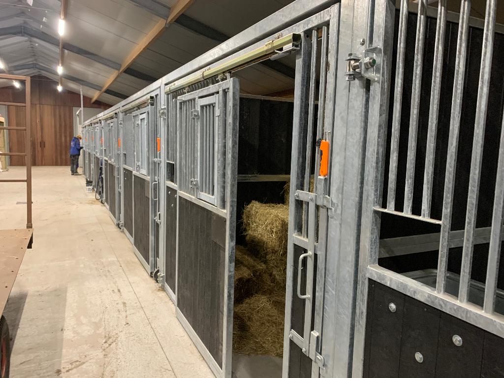 Voorwand met schuifdeur Volledig draaibaar/ machinaal mesten, Stalling, 4 paarden of pony's of meer