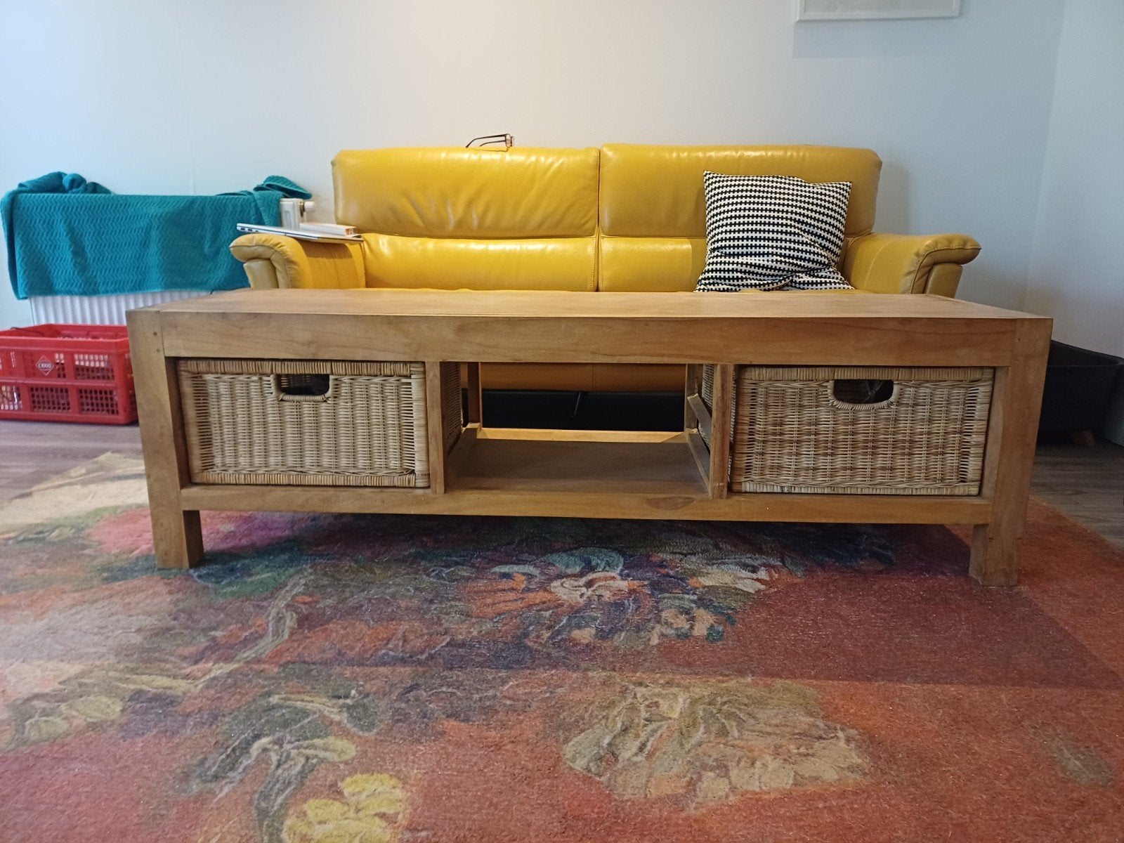 Stevige houten salontafel / tv meubel met manden, Huis en Inrichting, Tafels | Salontafels, Ophalen, Gebruikt, Teakhout, 50 tot 100 cm