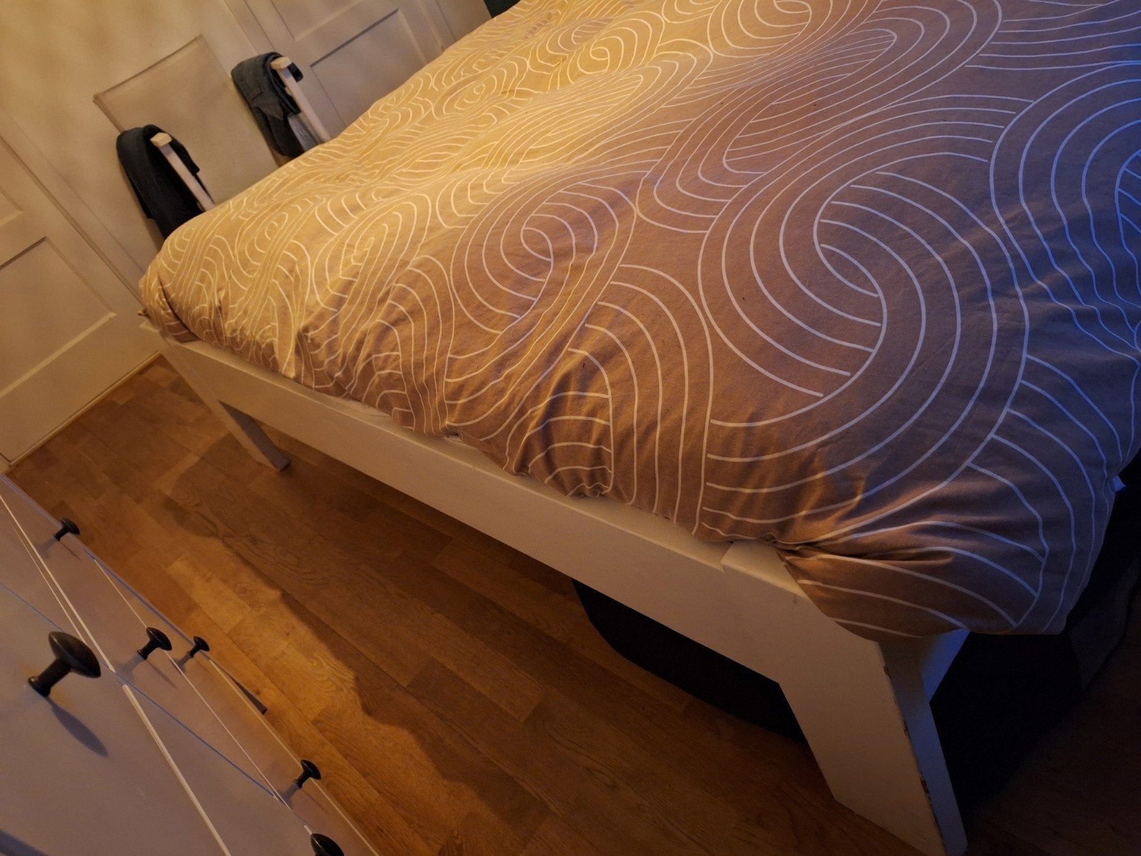 Gratis afhalen: bed houten ombouw wit 180x220 met 2 elektris, Ophalen of Verzenden