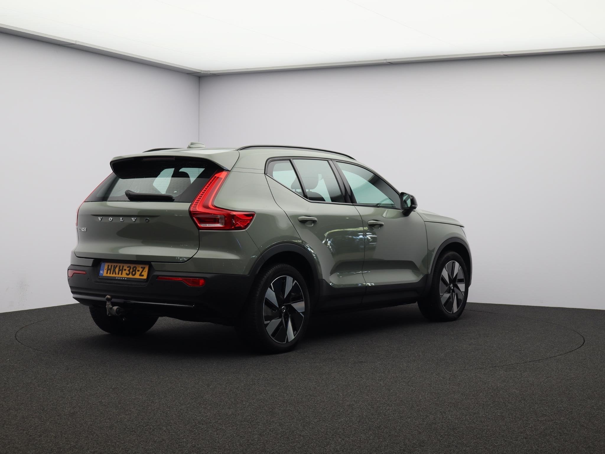 Volvo EX40 Single Motor Extended Range Plus 82 kWh Trekhaak, Auto's, Automaat, Gebruikt, Volvo Selected Used Cars, Origineel Nederlands