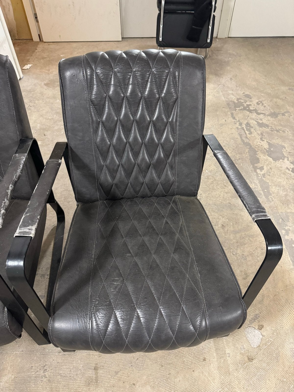 Set van 2 donkergrijze stoelen met armleuningen, Ophalen, Gebruikt, Twee, Leer