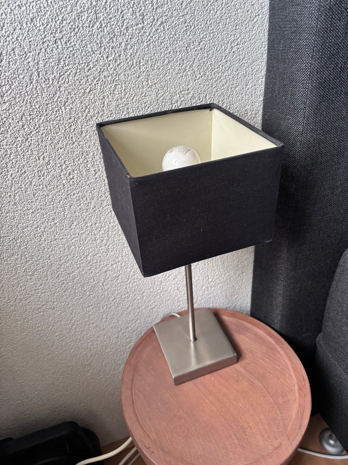 Moderne lampen (set van 2) met zwarte kap en metalen voet, Huis en Inrichting, Lampen | Tafellampen, Ophalen, Gebruikt, 39 cm