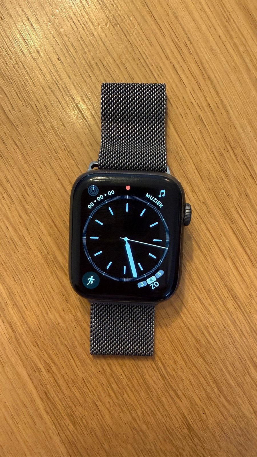 Apple Watch Series 4 (44mm) met Milanese bandje