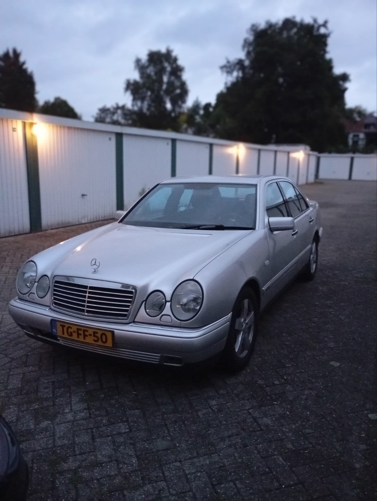 Mercedes-Benz E-Klasse 2.4 E240 Sedan Classic AUT 1998 Grijs, Ophalen, Voor, Mercedes-Benz, Achterklep