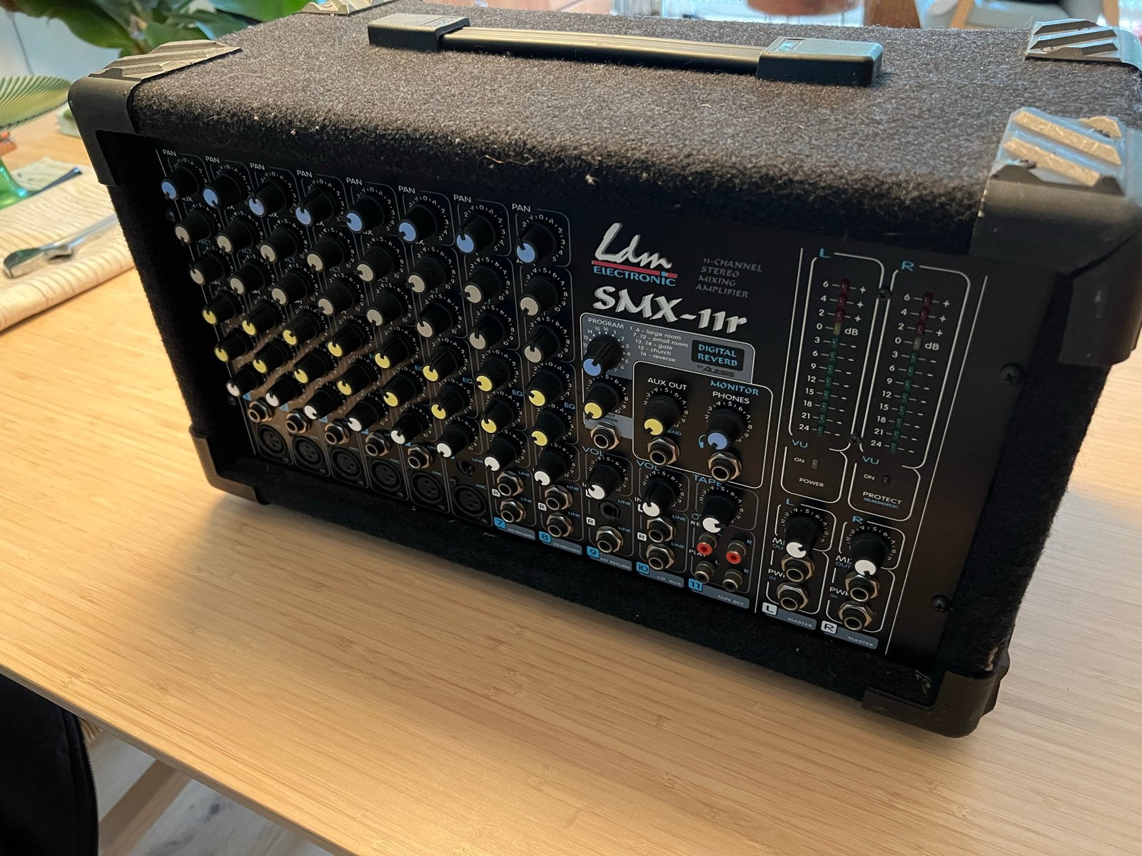 LDM SMX-11R 8-kanaals stereo powermixer, Muziek en Instrumenten, Mengpanelen, Ophalen, Gebruikt, 5 tot 10 kanalen, Microfooningang