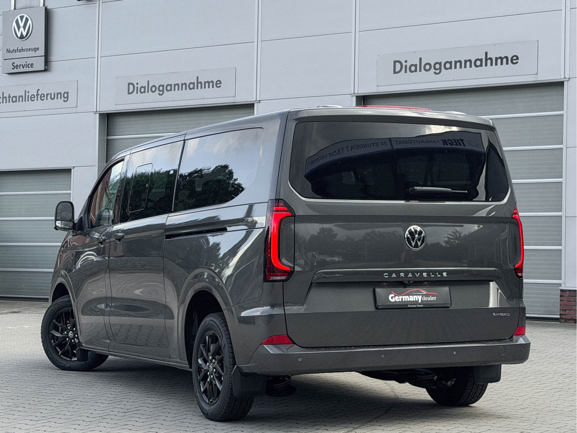 Volkswagen Caravelle 2.5 L2H1 eHybrid Style 8-pers Leder Nav, Auto's, Dealer onderhouden, 232 pk, 4 cilinders, Volkswagen