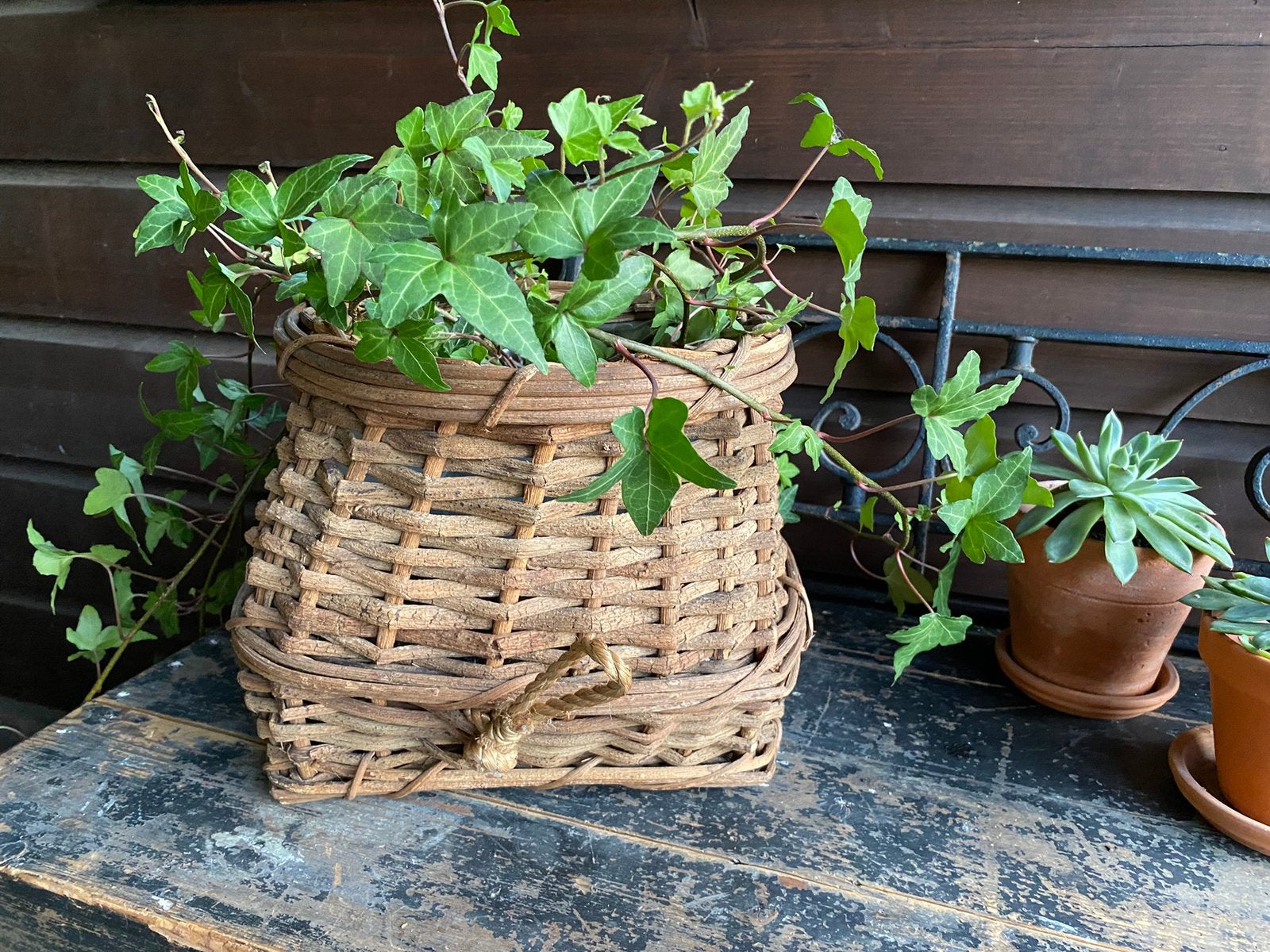 Landelijke decoratieve rieten ( eenden) mand, Ophalen of Verzenden, Zo goed als nieuw, Rond, Riet