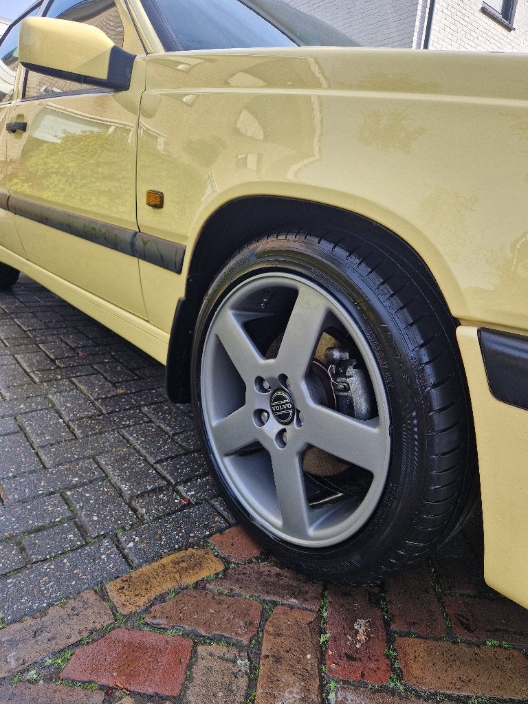 Volvo 850 2.3 T5-R Yellow Cream handschakel, Auto's, Voorwielaandrijving, Zwart, Alcantara, 1446 kg