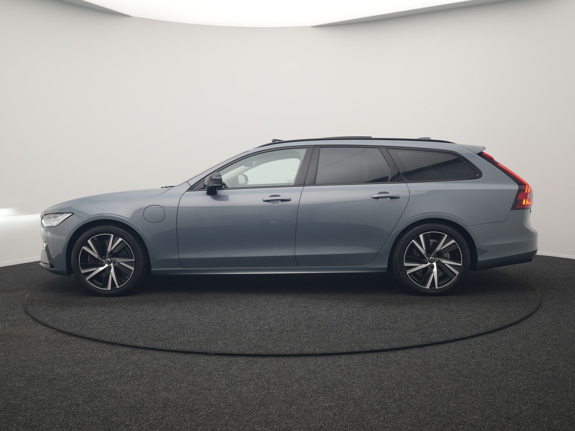 Volvo V90 T6 AWD Plus Dark LONG RANGE PHEV 350pk Dealer O.H., Auto's, Automaat, Zwart, 4 cilinders, 125 km/l