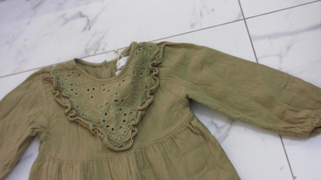 110 ZARA okergele broderie jurk *nieuw*, Ophalen of Verzenden, Nieuw, Meisje, Jurk of Rok