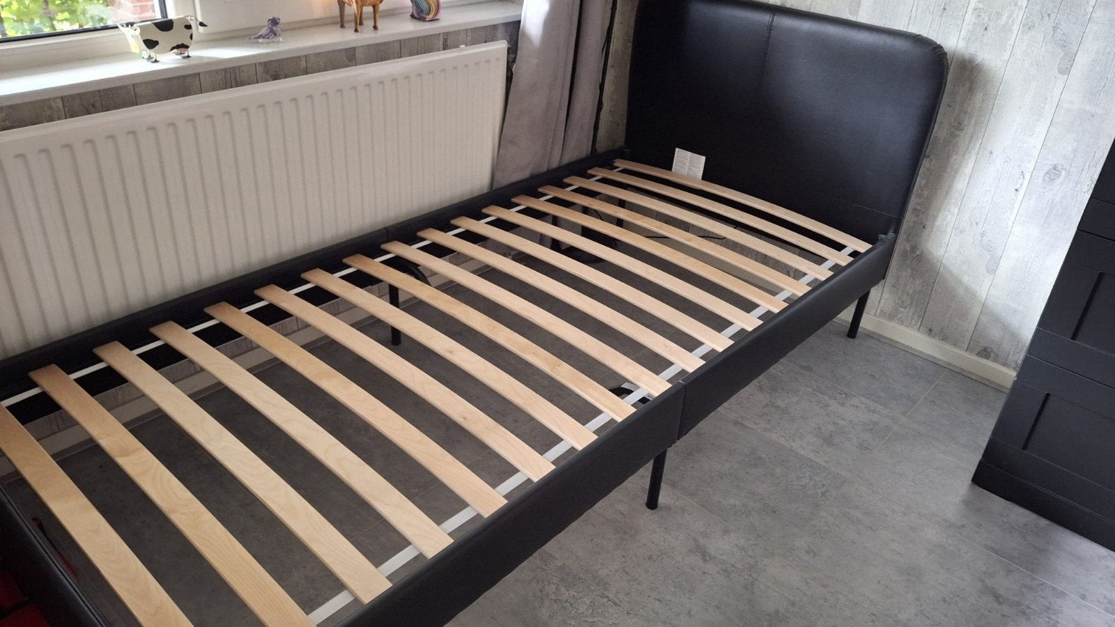 Ikea Eenpersoonsbed 90x200 - Zwart, Huis en Inrichting, Slaapkamer | Bedden, Overige materialen, Gebruikt, 90 cm, Eenpersoons