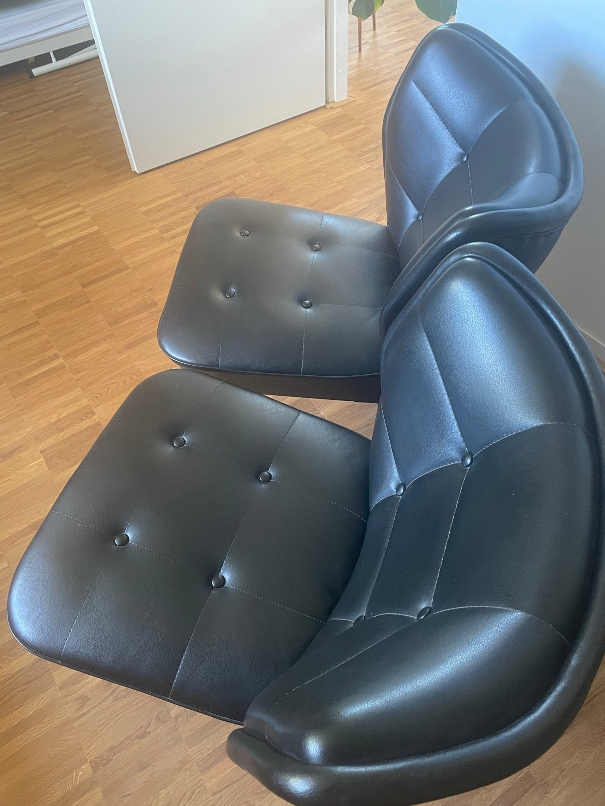 Foto 3 van Set van 2 vintage zwarte fauteuils