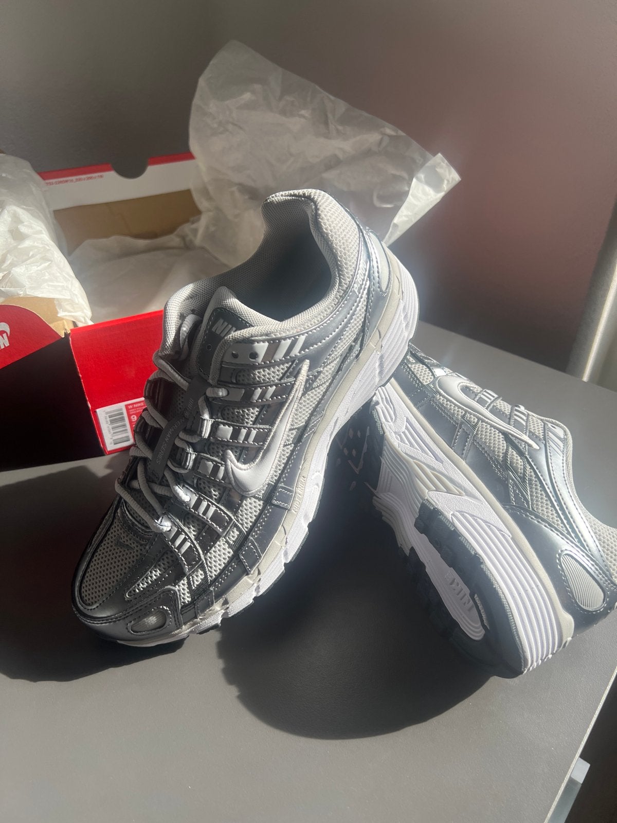 Nike P-6000 Grey Fog/White Metallic Cool Grey - Maat 40.5, Kleding | Dames, Nieuw, Ophalen of Verzenden, Sneakers of Gympen, Grijs