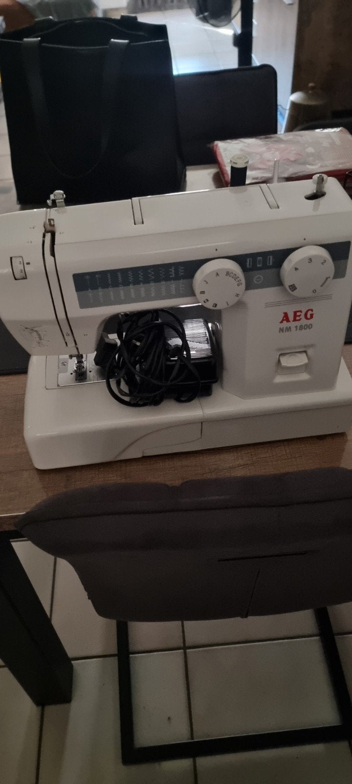 AEG NM 1800 Naaimachine - Zo goed als nieuw, Hobby en Vrije tijd, Naaimachines en Toebehoren, Ophalen, Zo goed als nieuw, Naaimachine