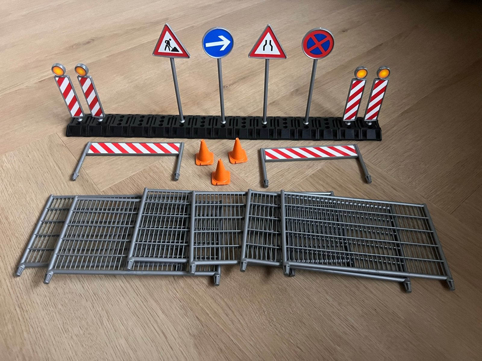 Wegenbouw set met verkeersborden, hekken en pylonen, Ophalen of Verzenden, Zo goed als nieuw, Overige merken