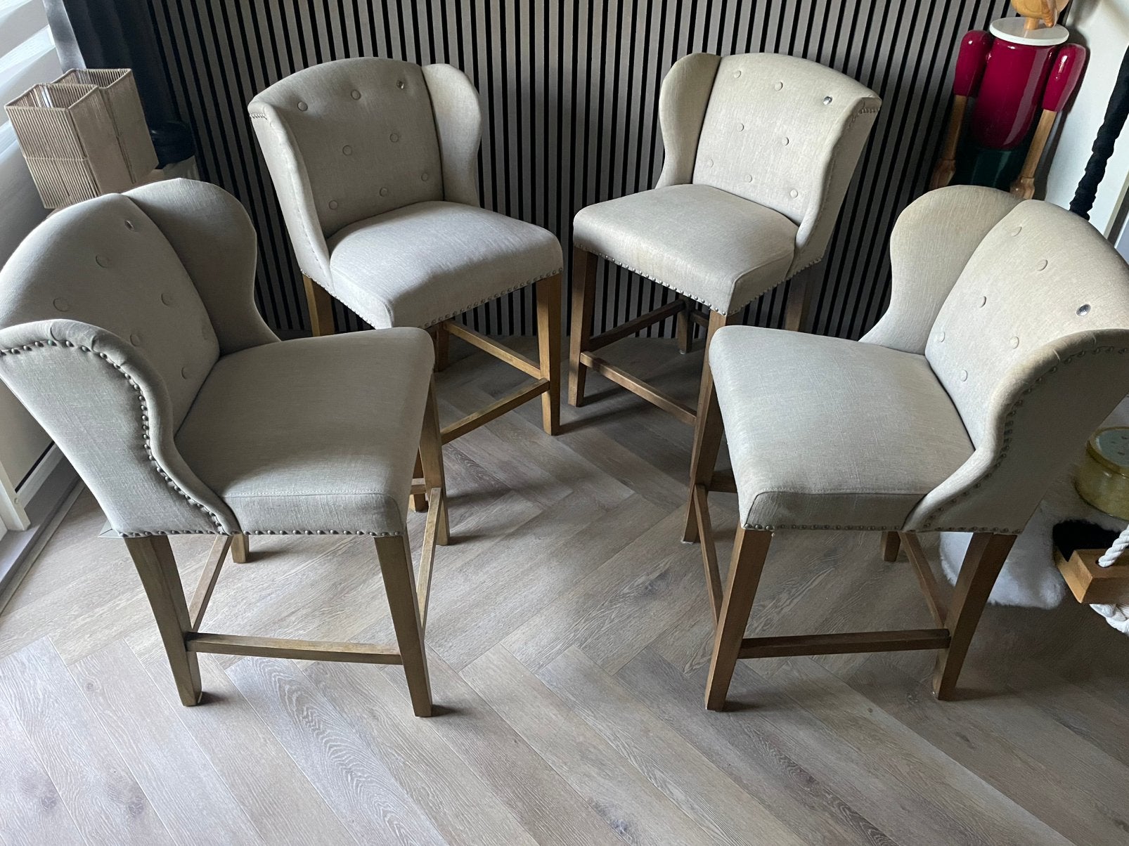 Stijlvolle barkruk met stoffen bekleding en houten poten, Ophalen, Hout, Overige kleuren, Zo goed als nieuw