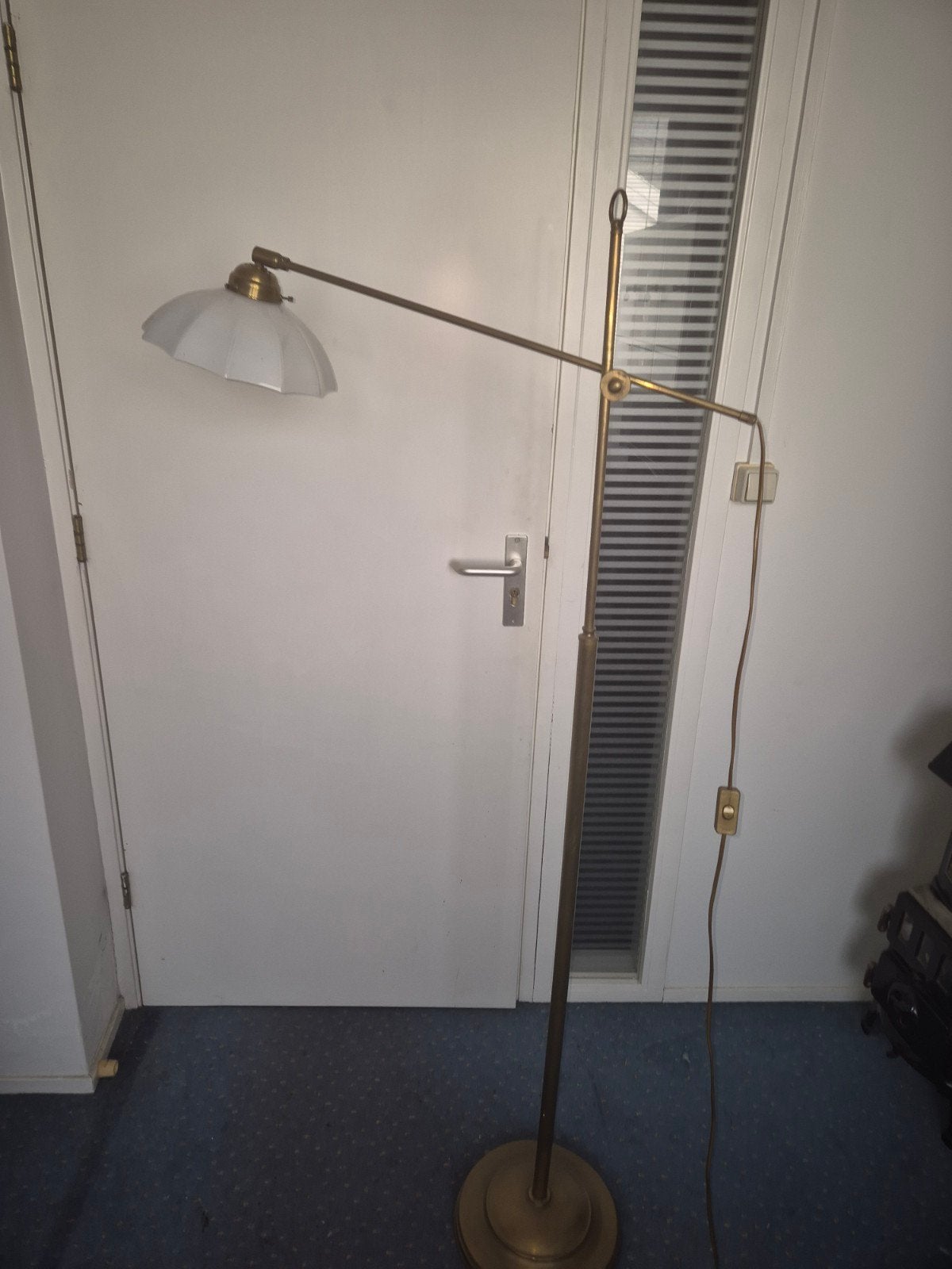 Mooie staande koperen lamp met wit glazen kap, Ophalen, Gebruikt, Glas, 150 tot 200 cm