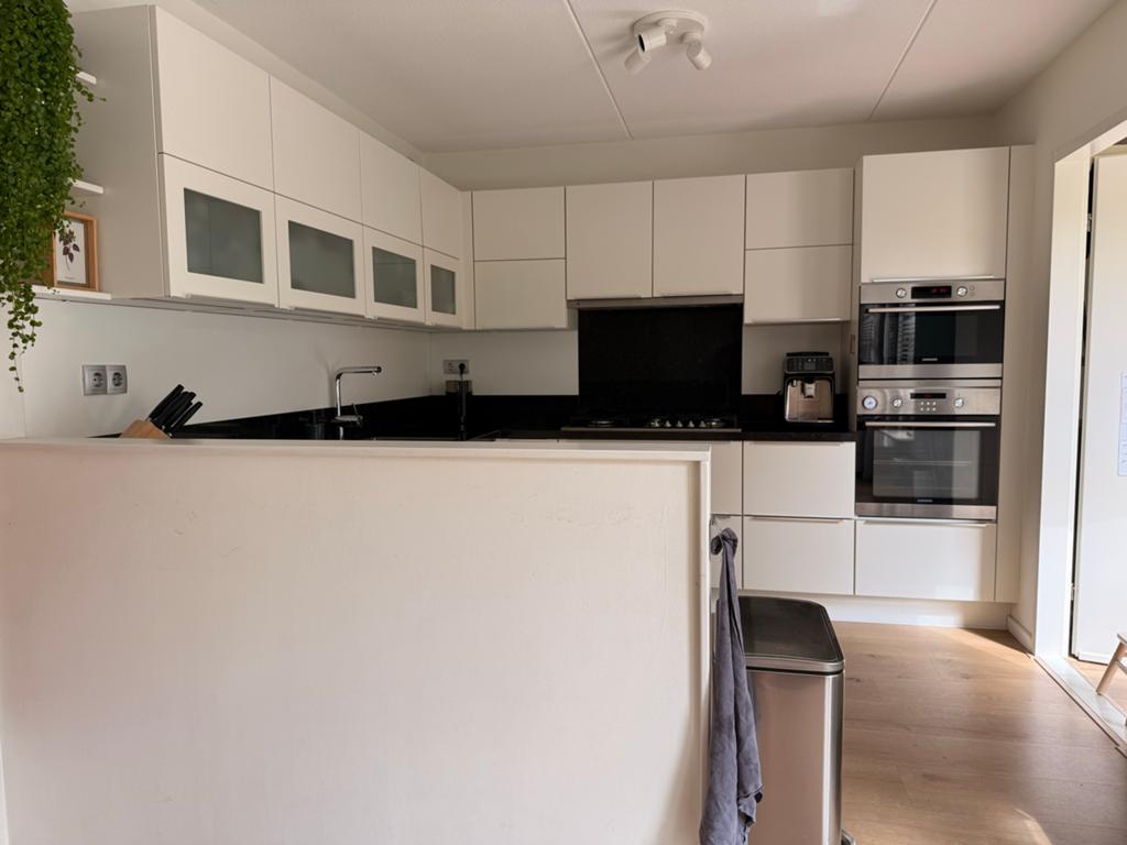Moderne hoekkeuken compleet met Siemens en Samsung apparatuu, Ophalen, Gebruikt, U-keuken, Wit