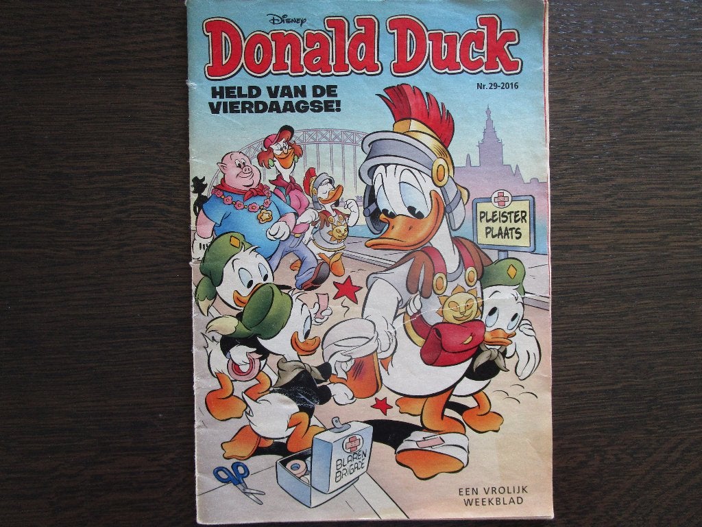 Donald Duck held van de vierdaagse-Elst-Hernen-Nijmegen-e.a., Boeken, Ophalen of Verzenden, Gelezen