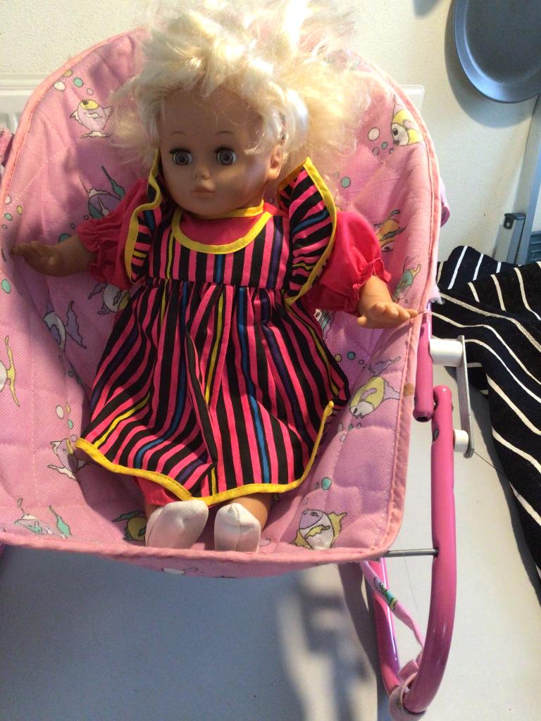 Poppen wipstoel, wipper, draagbaar met pop, Kinderen en Baby's, Speelgoed | Poppen, Ophalen, Gebruikt, Babypop