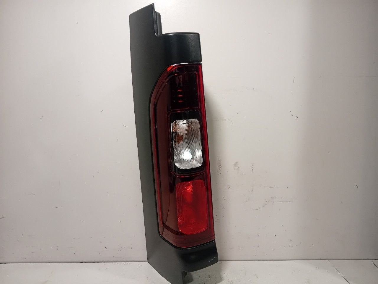 Achterlicht links buiten Renault Trafic, Auto-onderdelen, Onderdelen@venauto.nl, Van der Ven Autorecycling B.V., Gebruikt, Ettenseweg 76, 4706 PB Roosendaal, The Netherlands